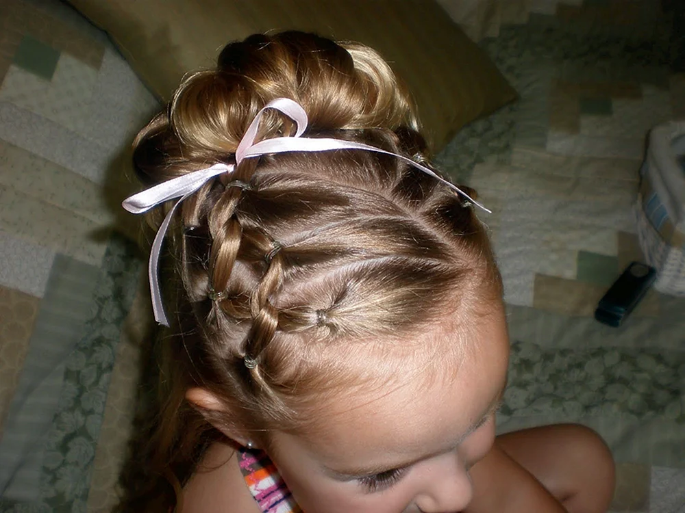 Mädchenfrisuren für Matinee