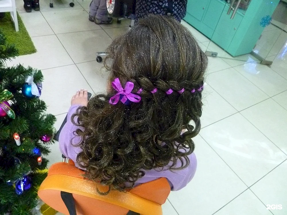 Mädchen-Lockenfrisuren