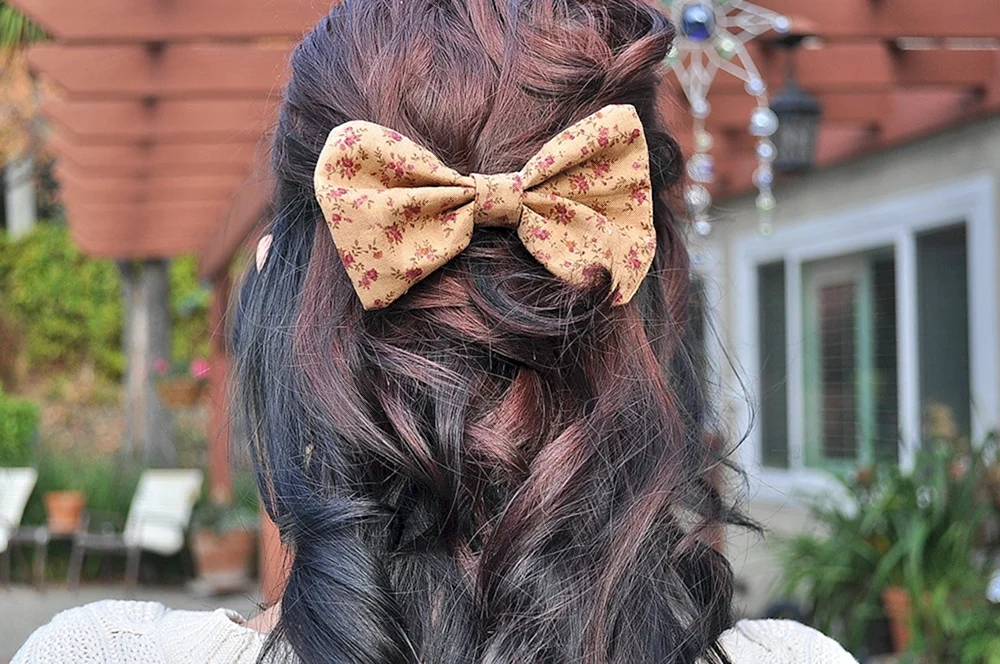 Haar mit Schleife