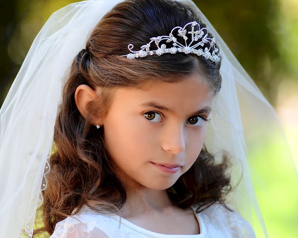 Frisur mit Diadem für Mädchen