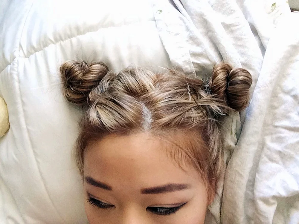 Zendaya mit einem Bündel