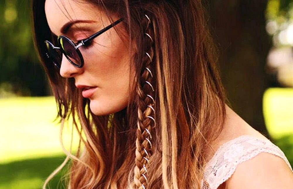 Haar mit Ringen in Zöpfen