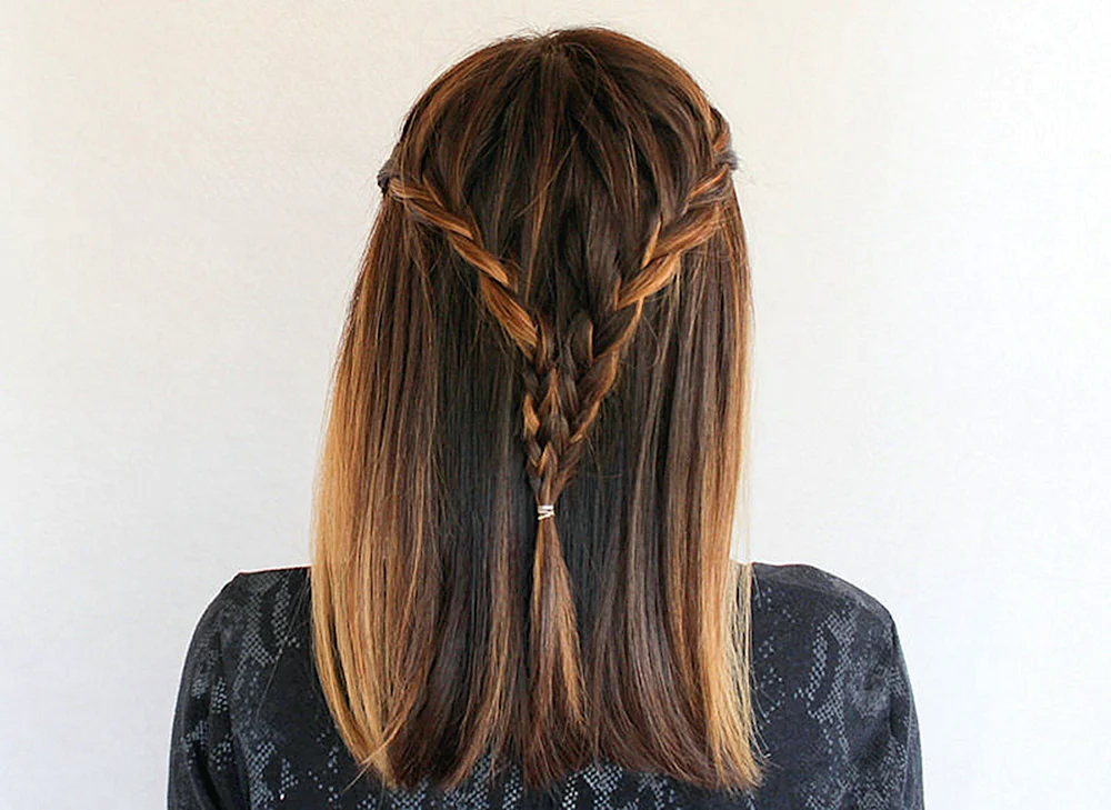 Frisur mit Zöpfen und losem Haar