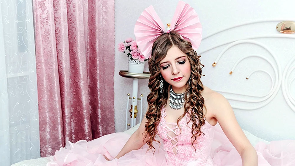 Mädchenfrisur mit Locken für ein Mädchen