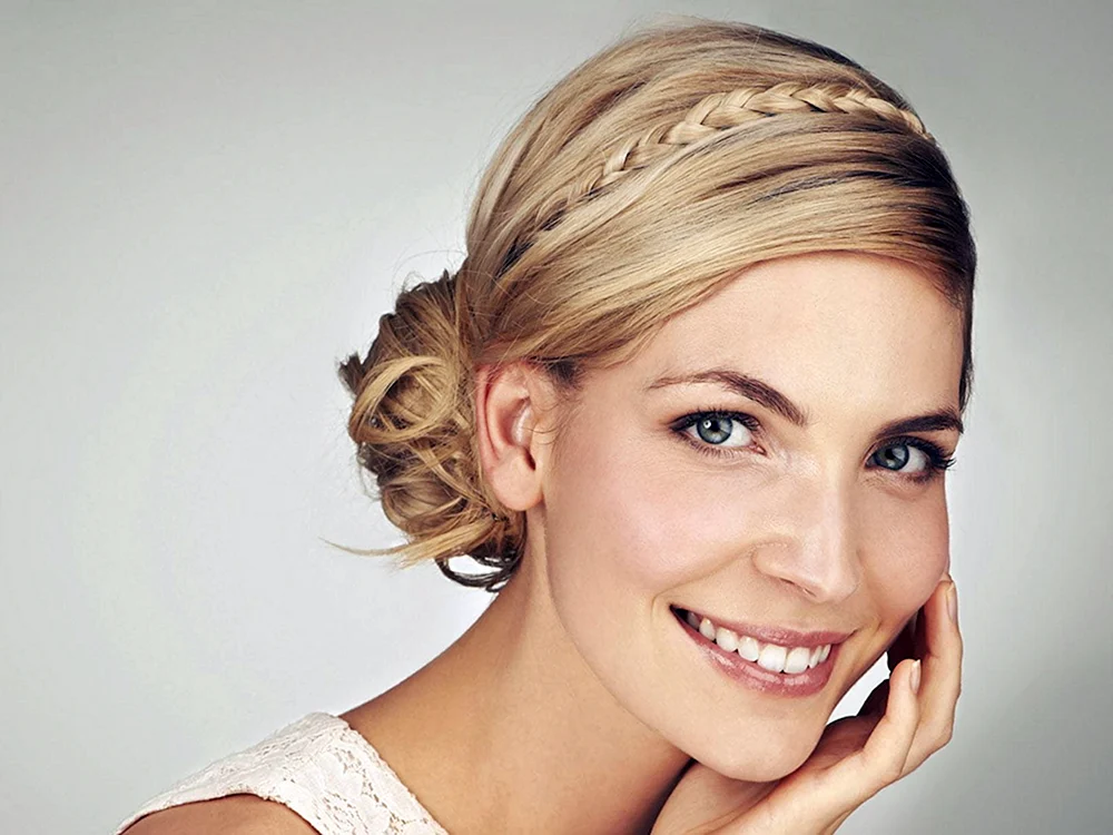 Pixie-Frisur mit Stirnband
