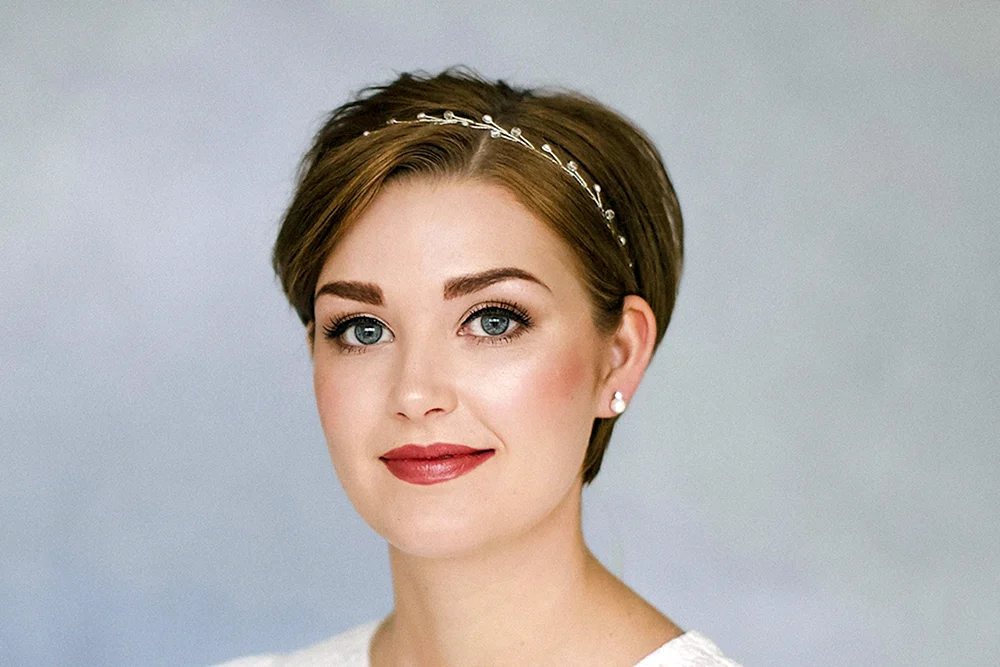 Haar mit Stirnband auf kurzem Haar