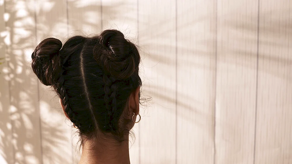 Haar mit zwei Duttfrisuren für Mädchen