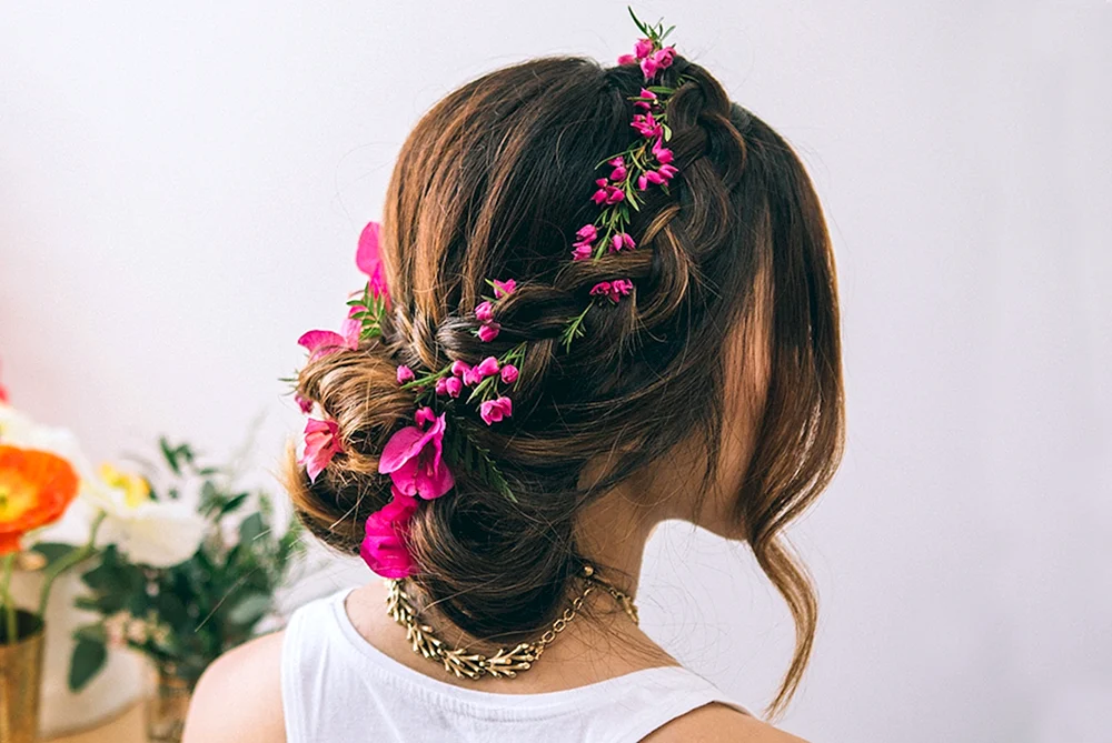 Frisur mit frischen Blumen