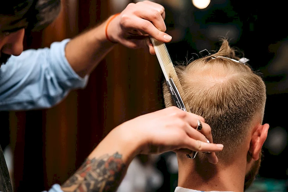 Frisuren beim Friseur mit Glatze