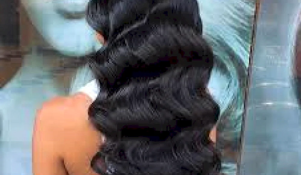 Lange Wellen für langes dunkles Haar