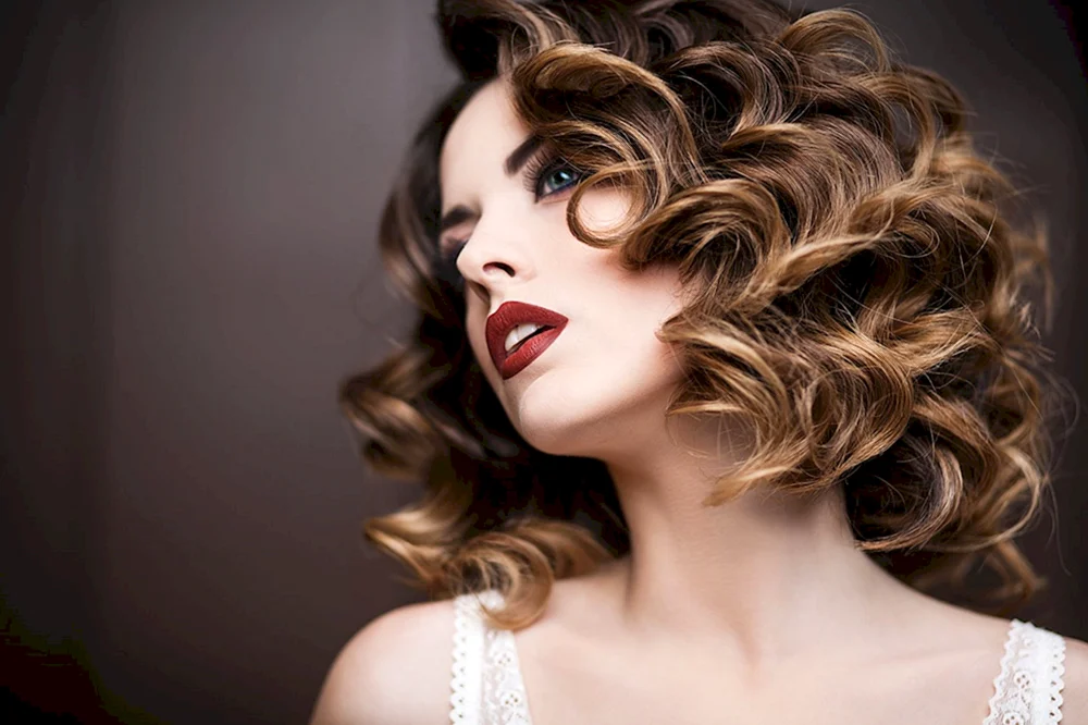 Große Locken auf mittlerem Haar
