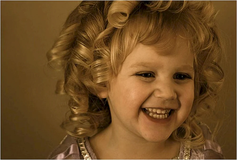 Frisur mit Locken für Mädchen