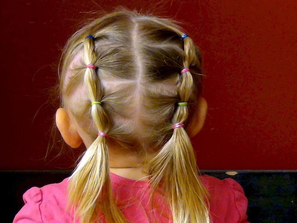 Mädchenfrisuren mit Locken für Mädchen