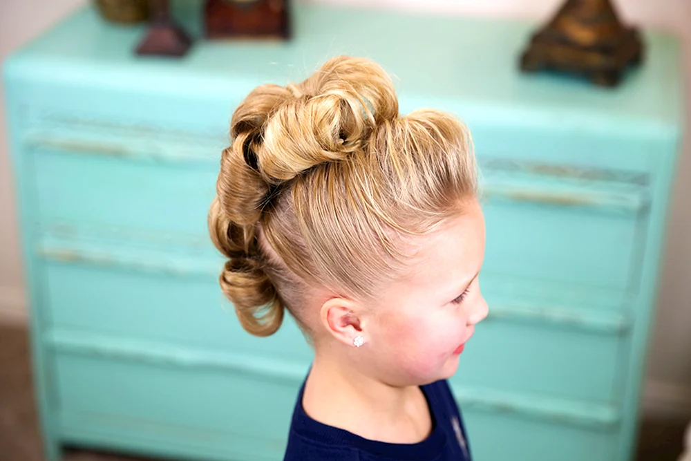 Mädchenfrisuren für Neujahrsmatinee