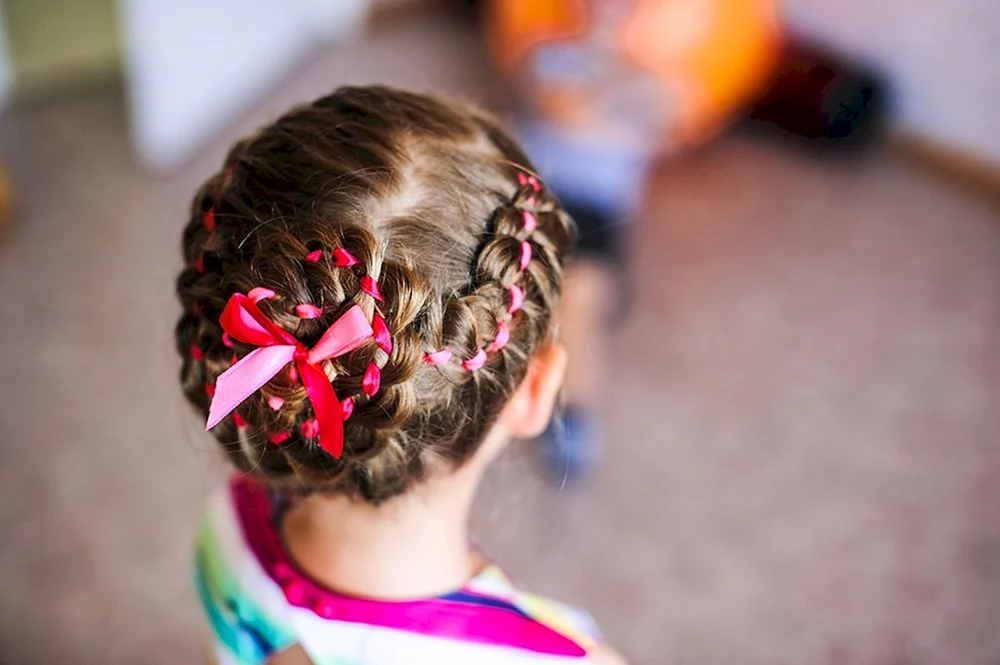 Haar mit geflochtenem Band