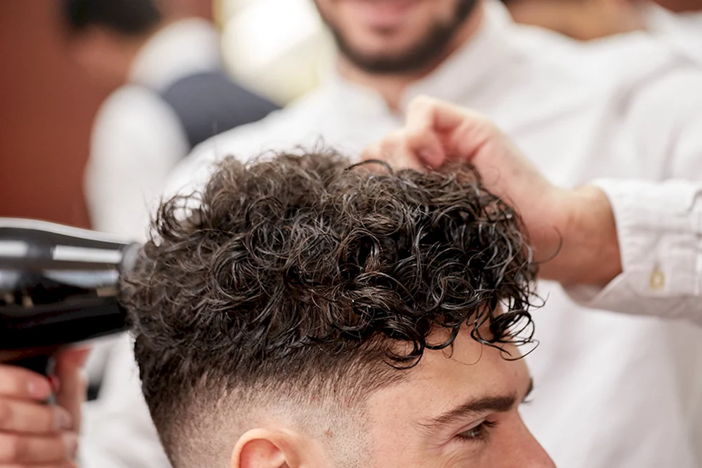 Lockenhaarschnitt für lockiges Haar für Männer