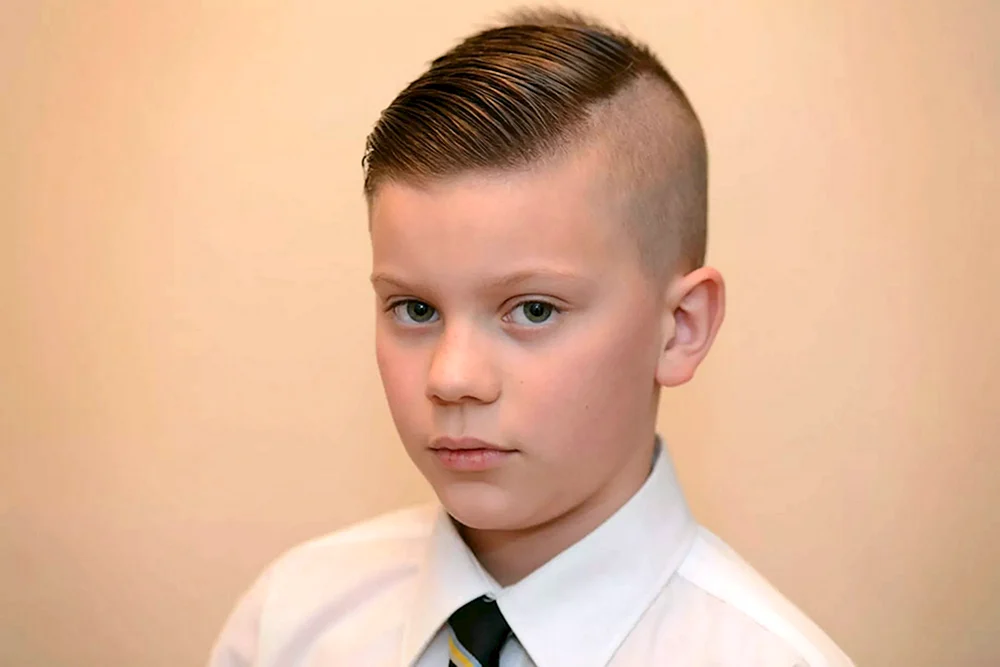 Modischer Haarschnitt für Teenager