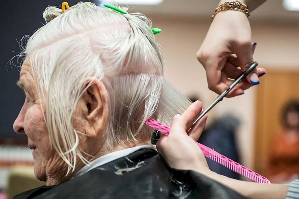 Frisuren für alte Damen