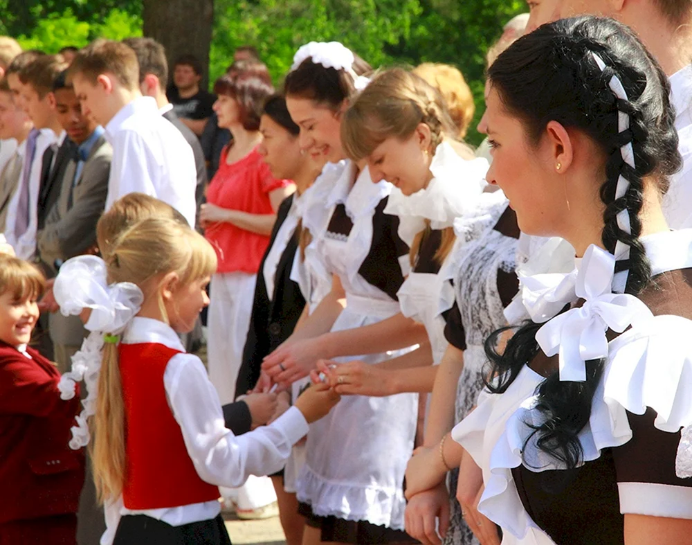 Haarschnitt mit Schleifenhaarnadel