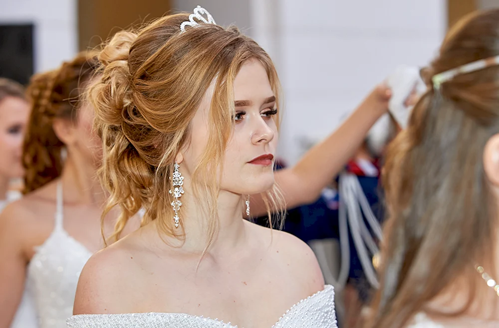 Abschlussballfrisuren
