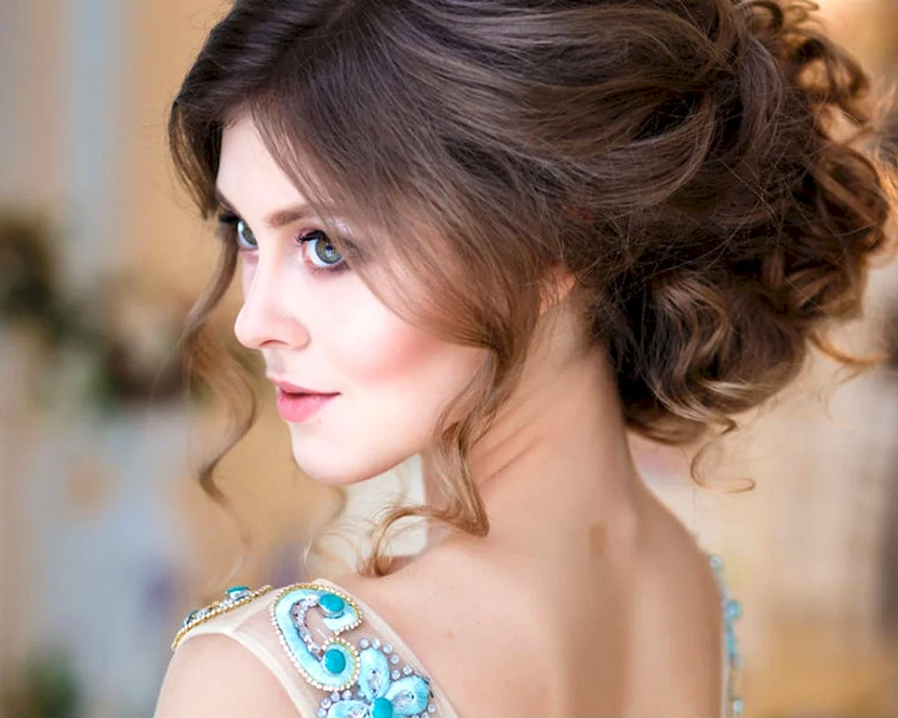 Hochzeitsfrisuren. Abschlussball