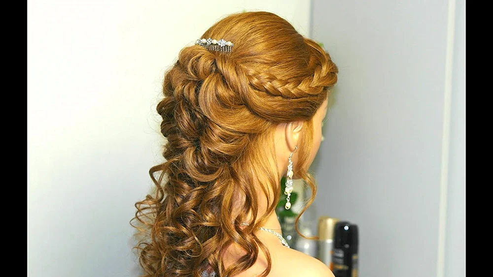 Mädchen-Abschlussballfrisuren mit offenem Haar
