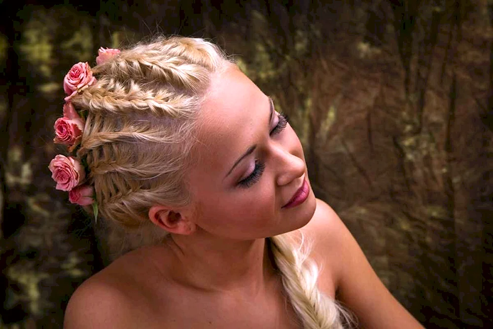 Griechische Flechtfrisur mit Locken