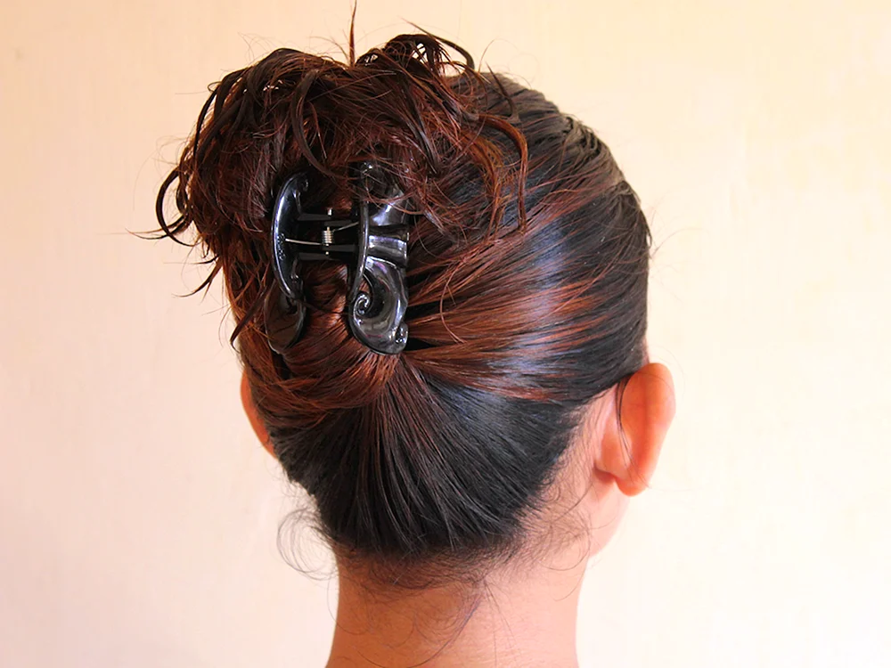 Frisuren mit Haarnadeln für mittleres Haar. Frisuren mit Haarband