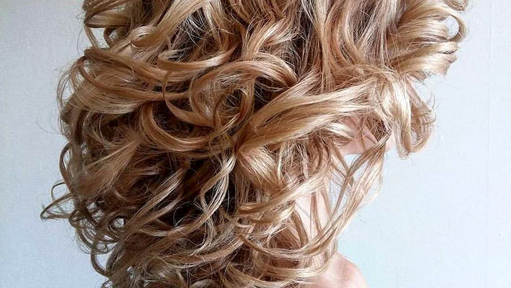 Locken auf mittlerem Haar