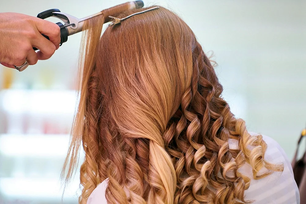 Braune Lockenstäbe. Locken mit einem Lockenstab