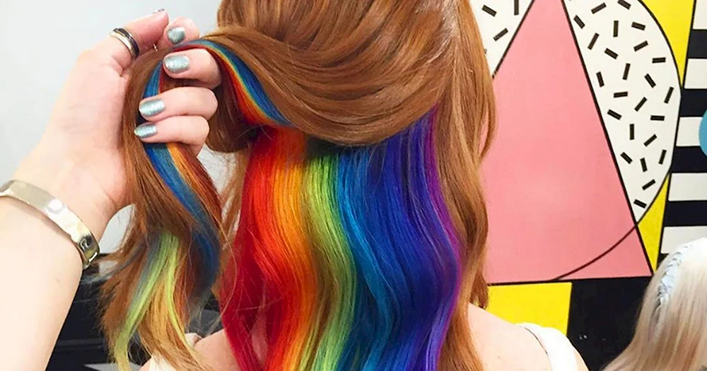 Haare mit bunten Strähnen