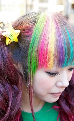 Frisuren mit farbigen Strähnen für Mädchen