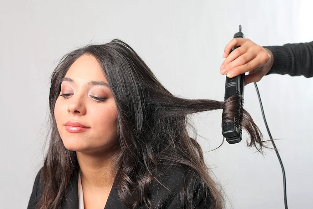 Mittlere Locken mit Glätteisen