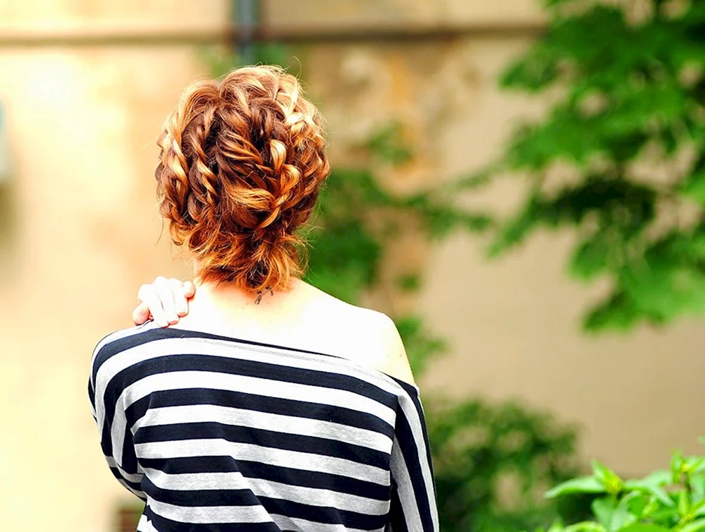 Blondine mit kurzen Haaren am Meer