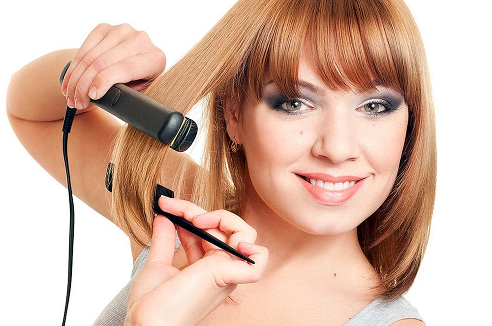 Locken mit dem Lockenwickler auf kurzem Haar