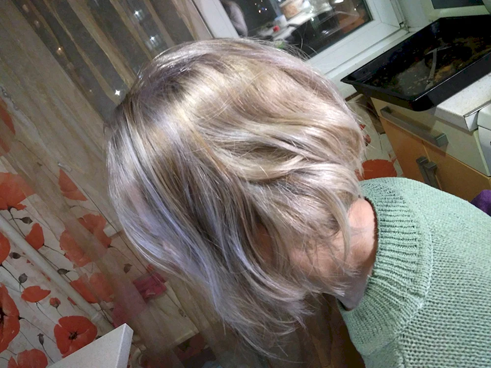 Schönes Haar Balayage auf gewachsenen Wurzeln