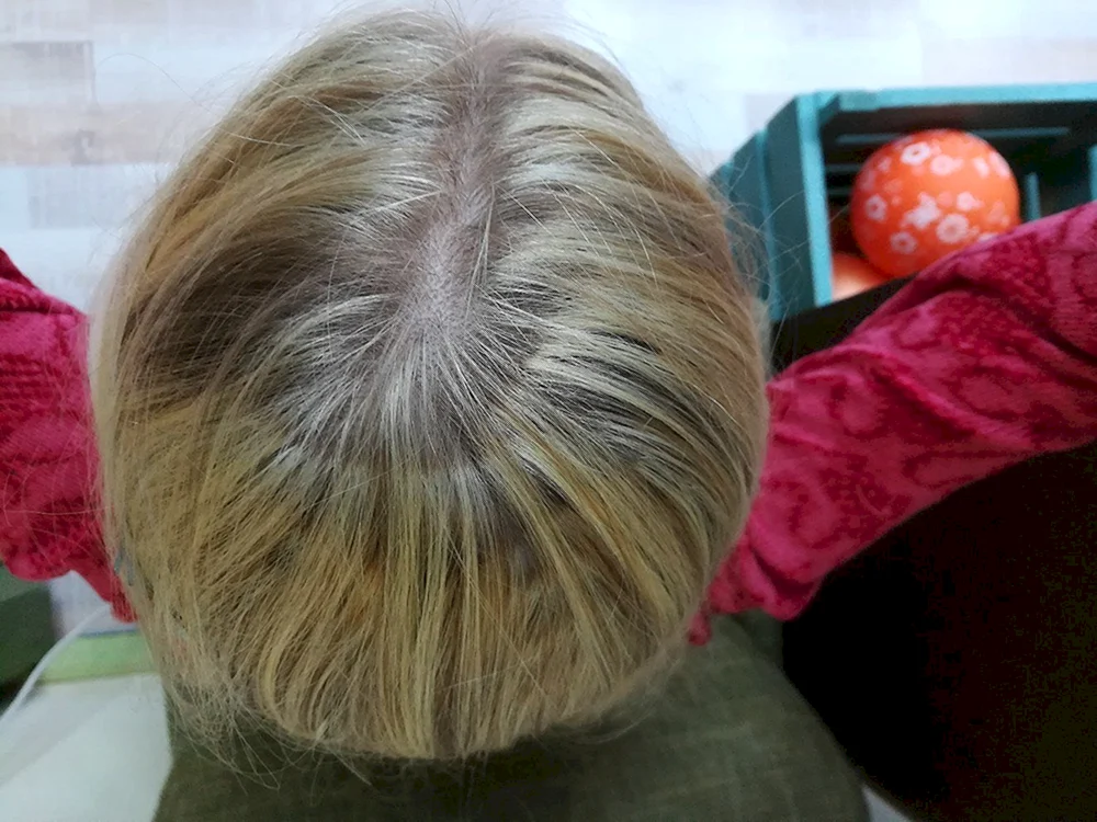Verblasste Strähnchen auf blondem Haar