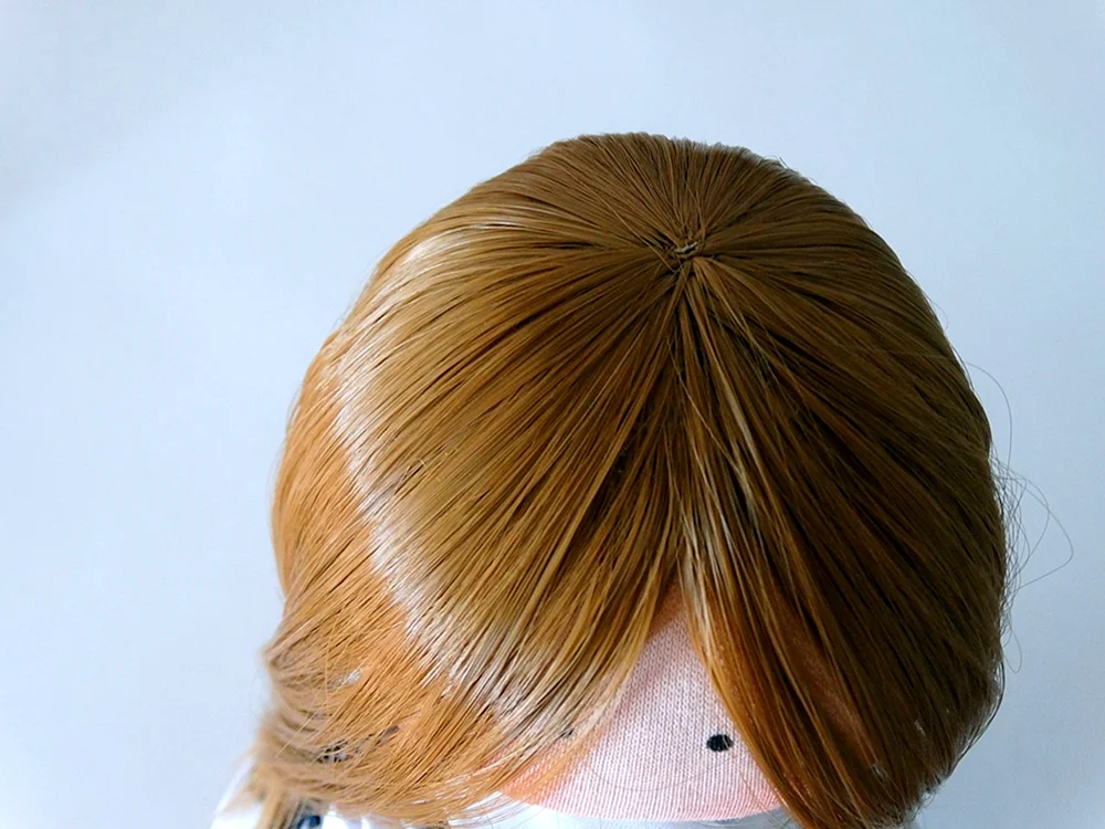 Lockiges Haar für eine gehäkelte Puppe. Puppen