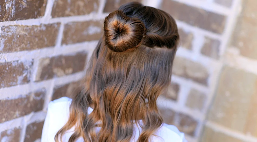 Haar mit Dutt und losem Haar