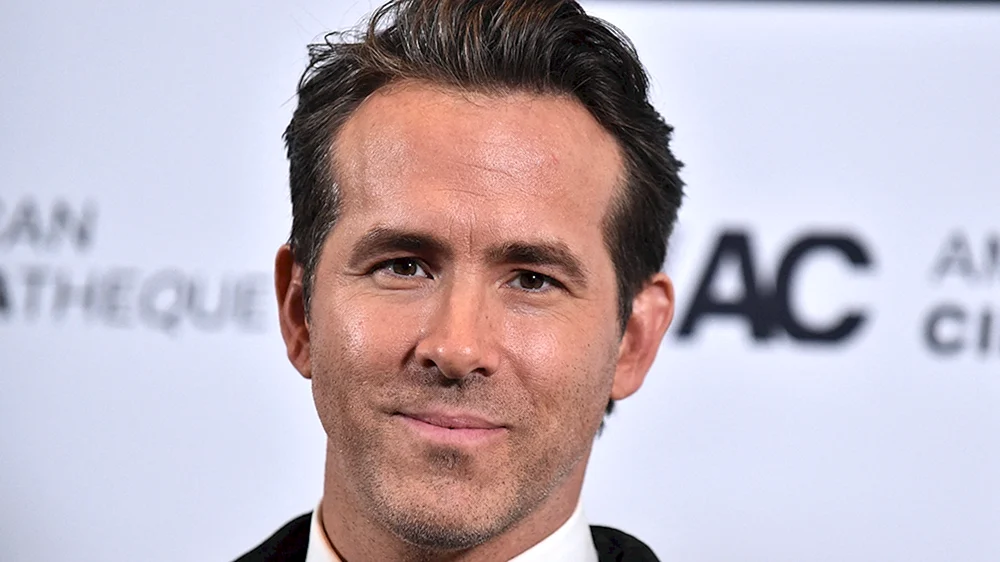 Ryan Reynolds trägt Brille zum Sehen