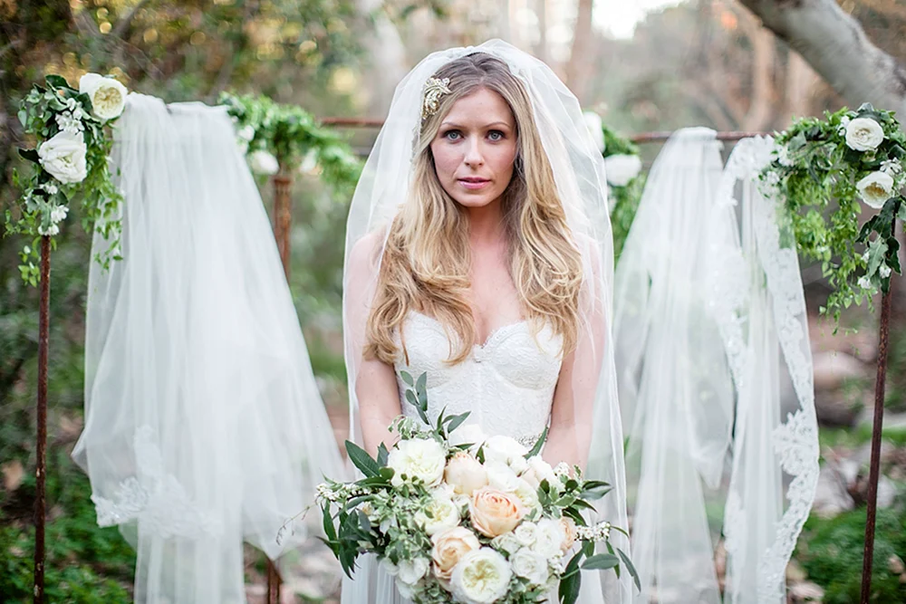 Welliges Haar für die Hochzeit mit Schleier