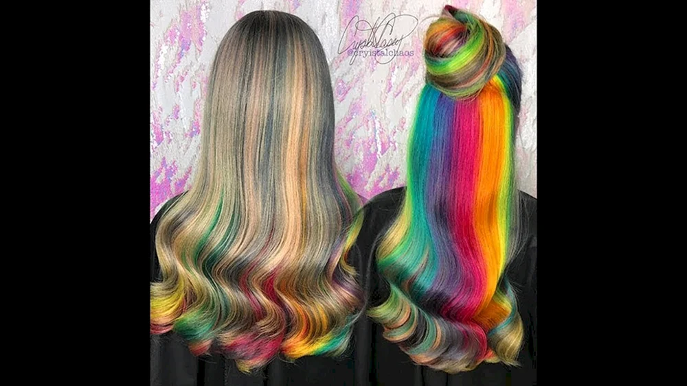 Haare mit mehrfarbigen Strähnen