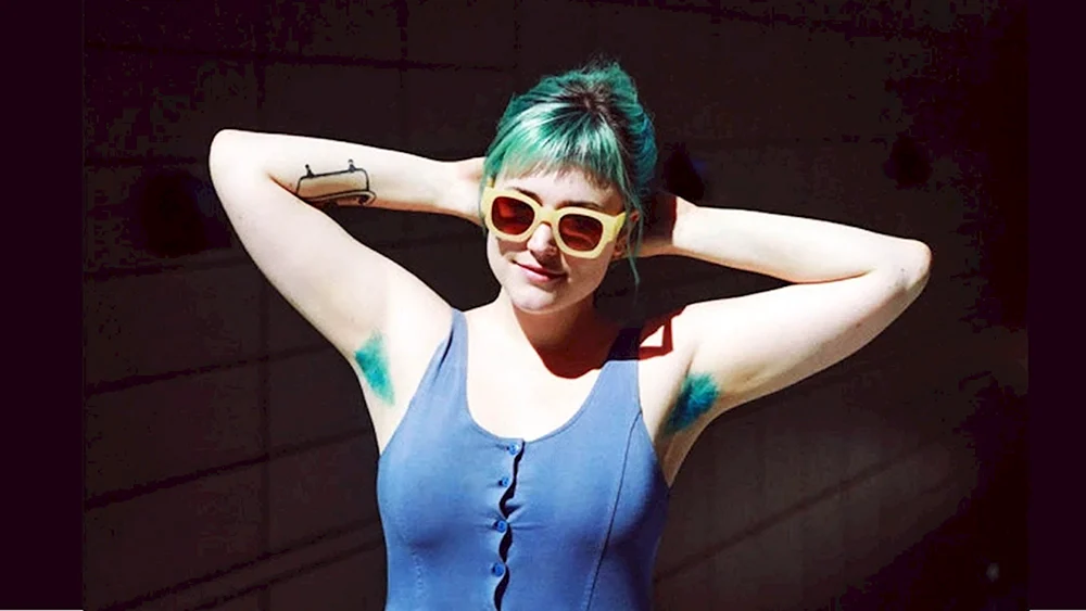 Milla Jovovich haarige Achseln