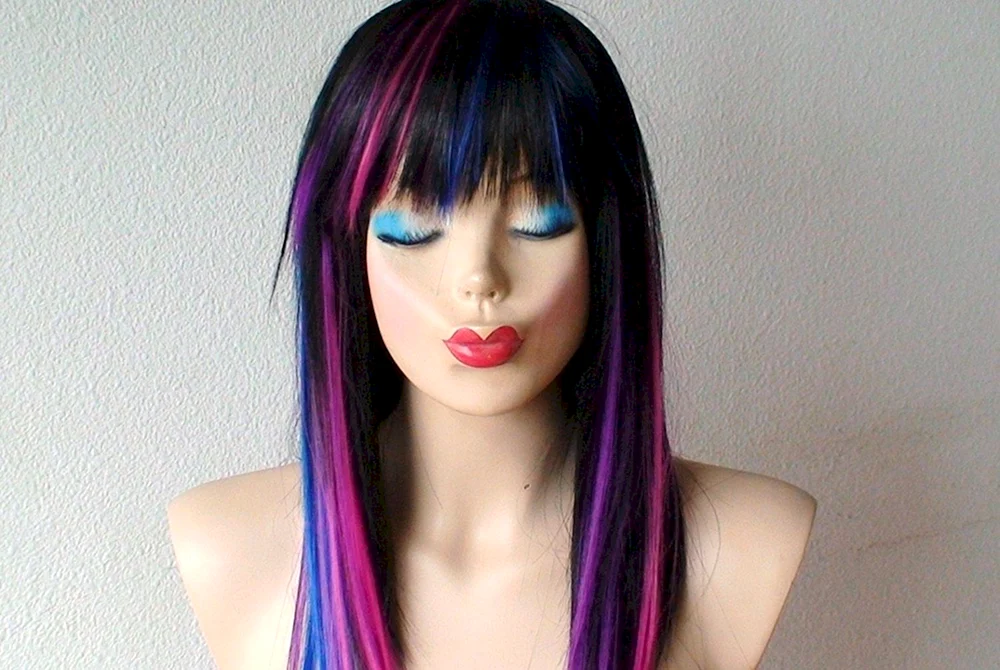Leuchtende Färbung auf dunklem Haar. Haare