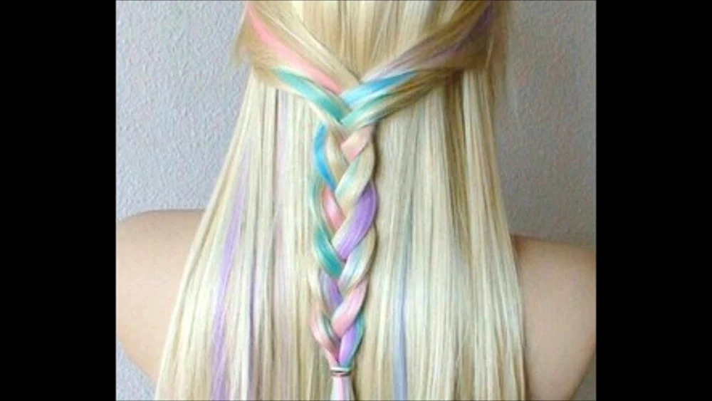 Blond mit roten Strähnen