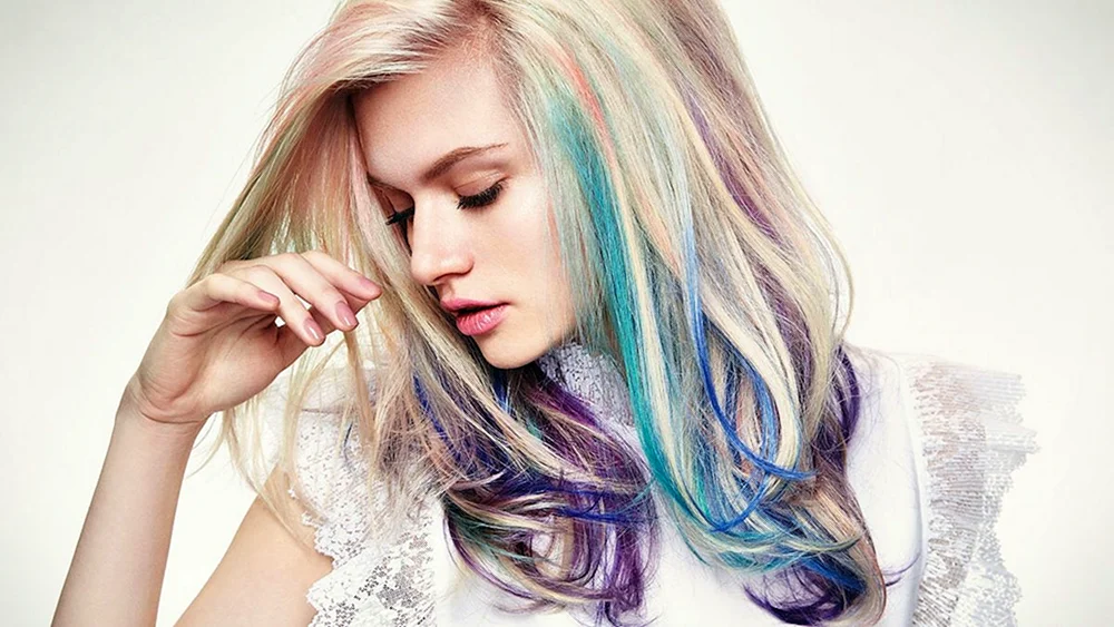 Blond mit blauen Strähnen in blondem Haar