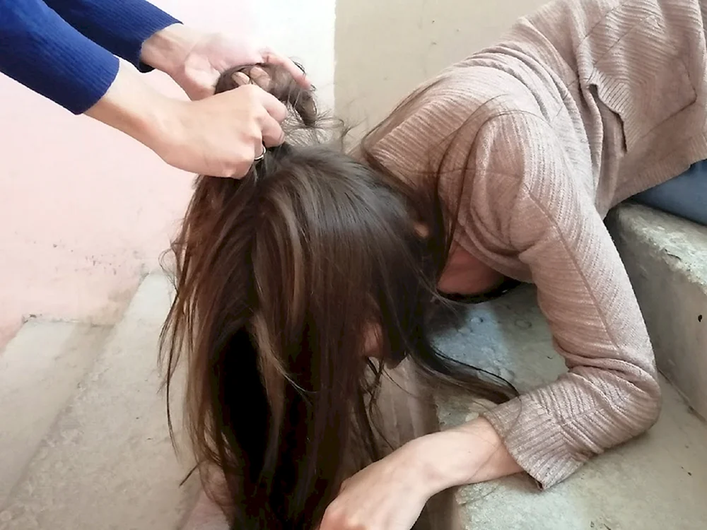 Ein Mann schnüffelt an Frauenhaaren