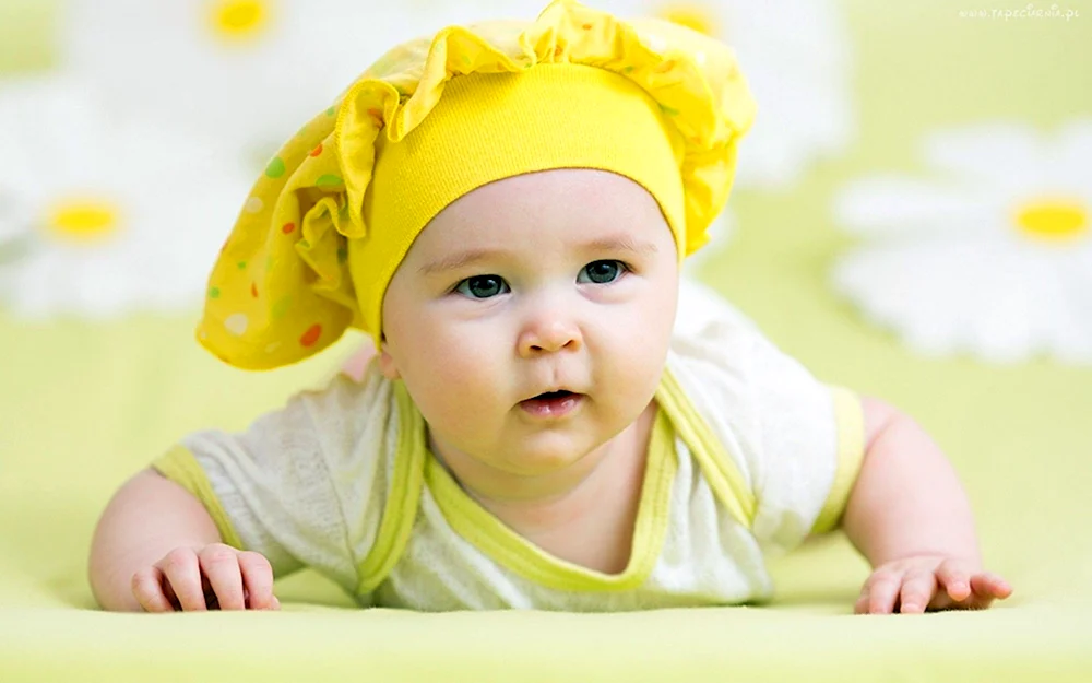 Baby in Gelb Spiel