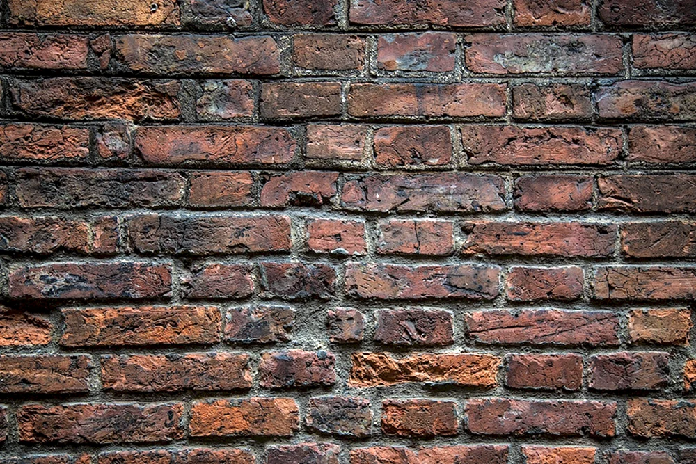 Lila Backsteinwand
