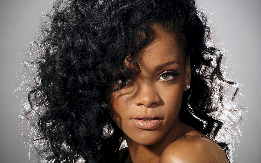Rihanna lockig